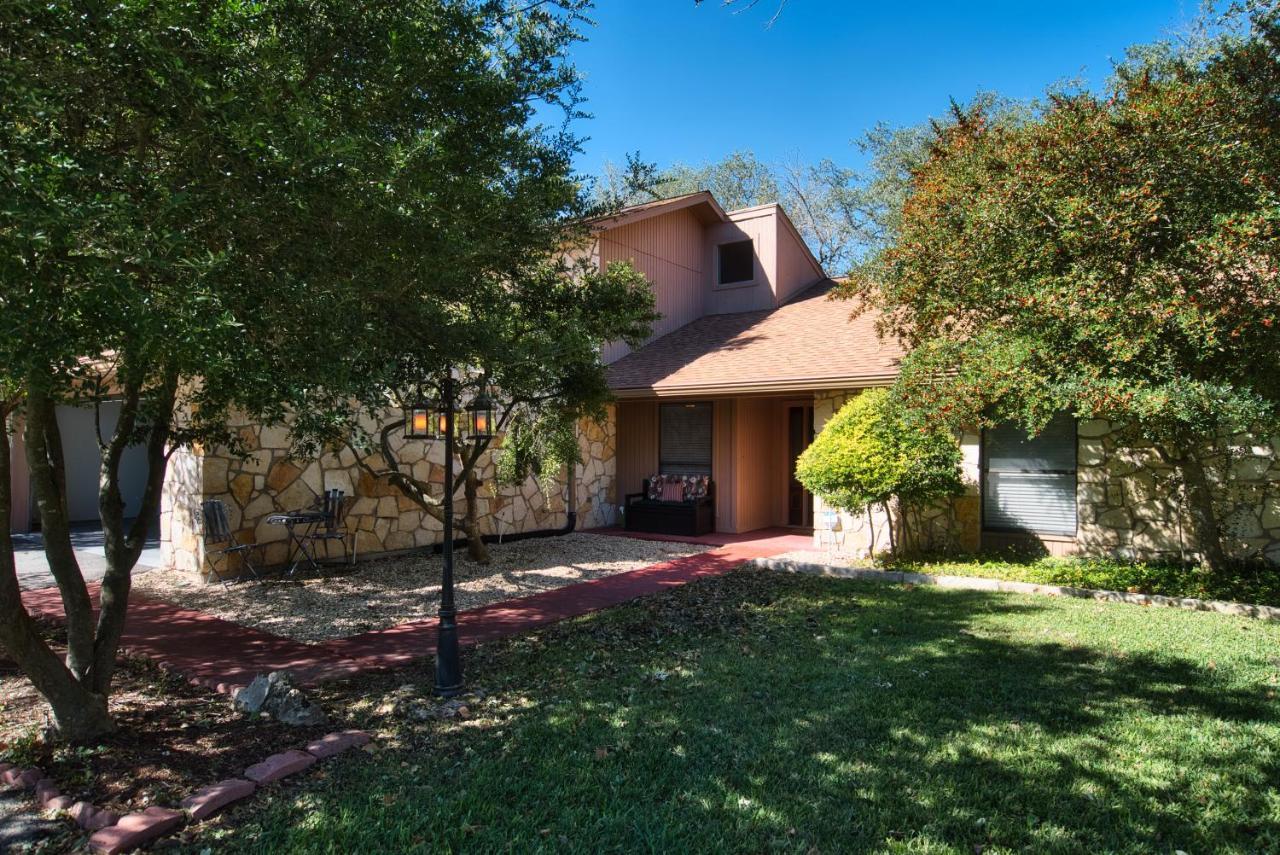 Home On The Green Salado Exterior photo